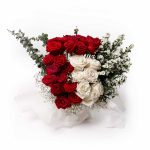 Armonía Floral: 21 Rosas con Eucalipto, Manzanilla y Aliento de Bebé en un Arreglo Encantador