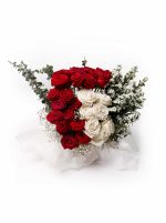 Armonía Floral: 21 Rosas con Eucalipto, Manzanilla y Aliento de Bebé en un Arreglo Encantador