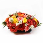 Belleza Natural: 22 Rosas con Manzanilla, Eucalipto y Aliento de Bebé en una Exquisita Presentación